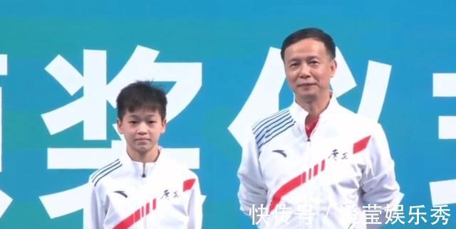 |搞笑一幕!全红婵领奖低着头,旁边的何教练提醒她,瞬间昂首挺胸