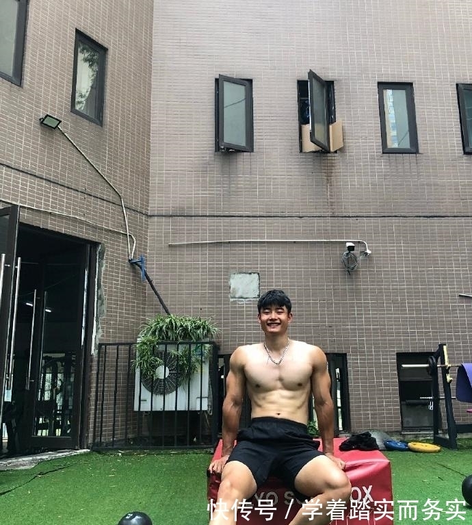 学霸|四川师范大学肌肉学霸，24岁健壮大长腿，这霸气麒麟臂胸肌也太可了！