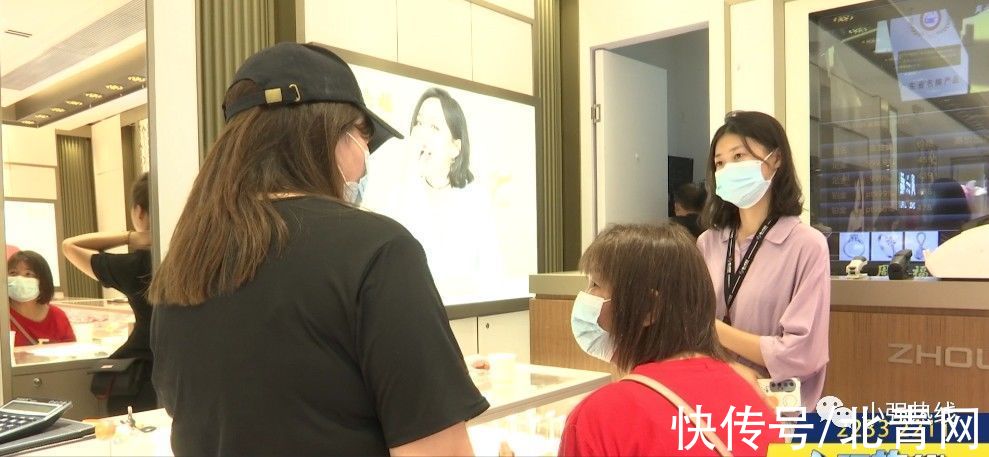 金戒指 女子在品牌首饰店买了一枚金戒指,仅戴一个月就“变色”了!商家:这是正常的