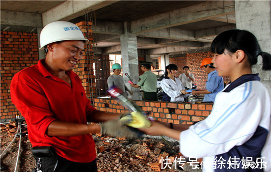 家长会|为参加小学家长会，父亲把衣服“反过来”穿，被其他家长夸情商高