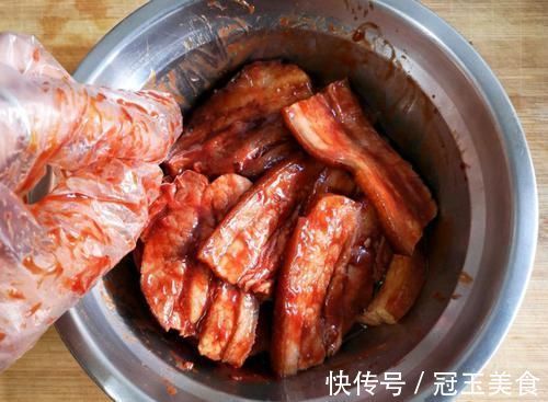 肉皮|做梅菜扣肉，掌握3个要点，保证起虎皮，颜色红亮，好吃不油腻