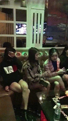 |搞笑GIF:娶了个这样的媳妇真是无语了啊,欢乐无限多呢