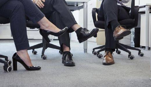 下肢静脉曲张|科普听说跷二郎腿会加重下肢静脉曲张看完这篇你就了解了