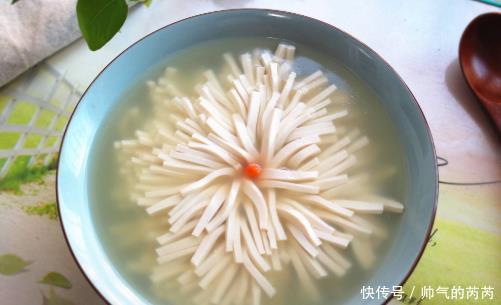 豆腐|日本厨师把豆腐切成花，被中国厨师用萝卜“击败”网友班门弄斧