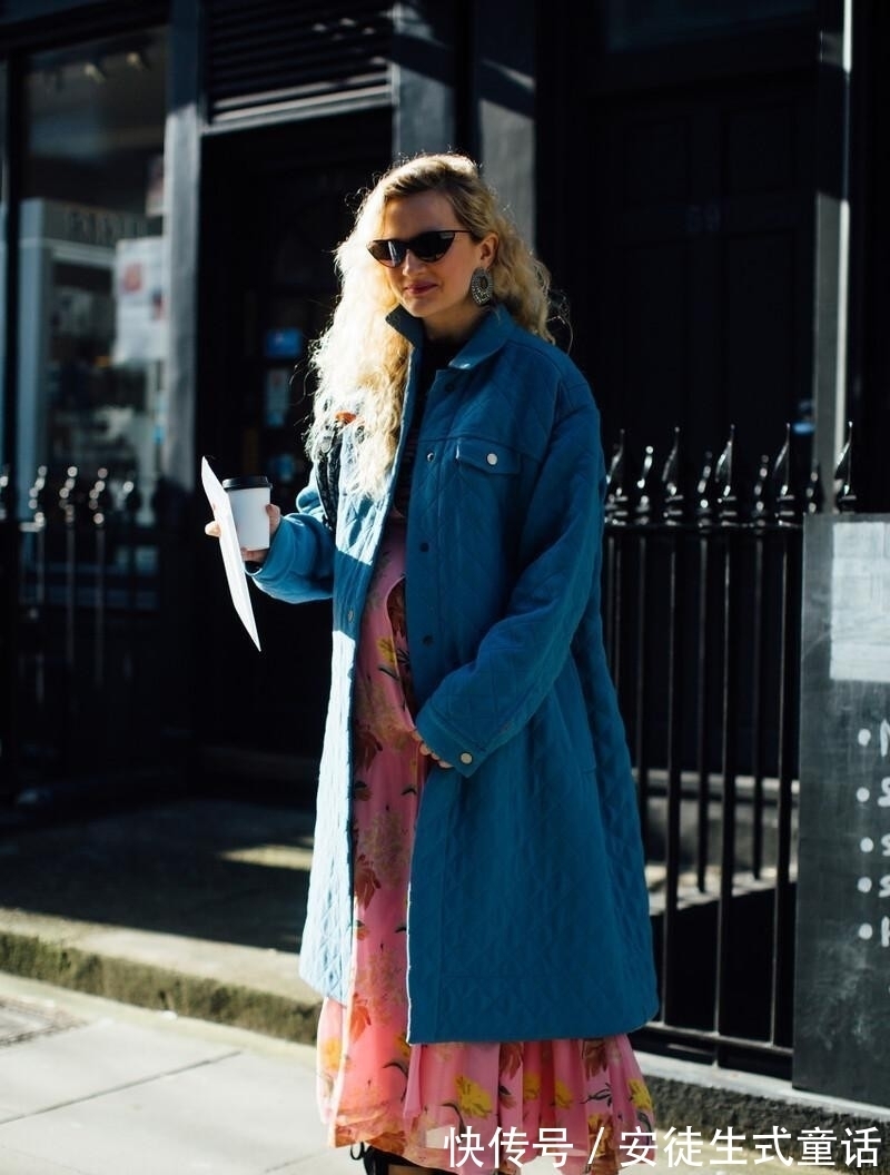 时髦 穿羽绒服别配长裤了,换成裙子时髦又精致,甜美女生都这么穿