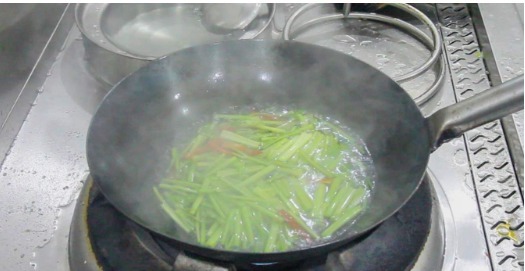 滑嫩|大厨教你芹菜怎样炒好吃?学会这技巧,芹菜清脆不变色,肉片滑嫩