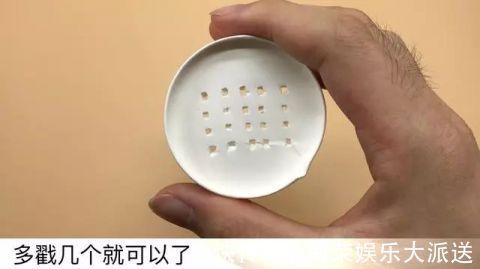 把一次性纸杯底部扎了几个小洞,太厉害了,家里来客人都夸聪明!