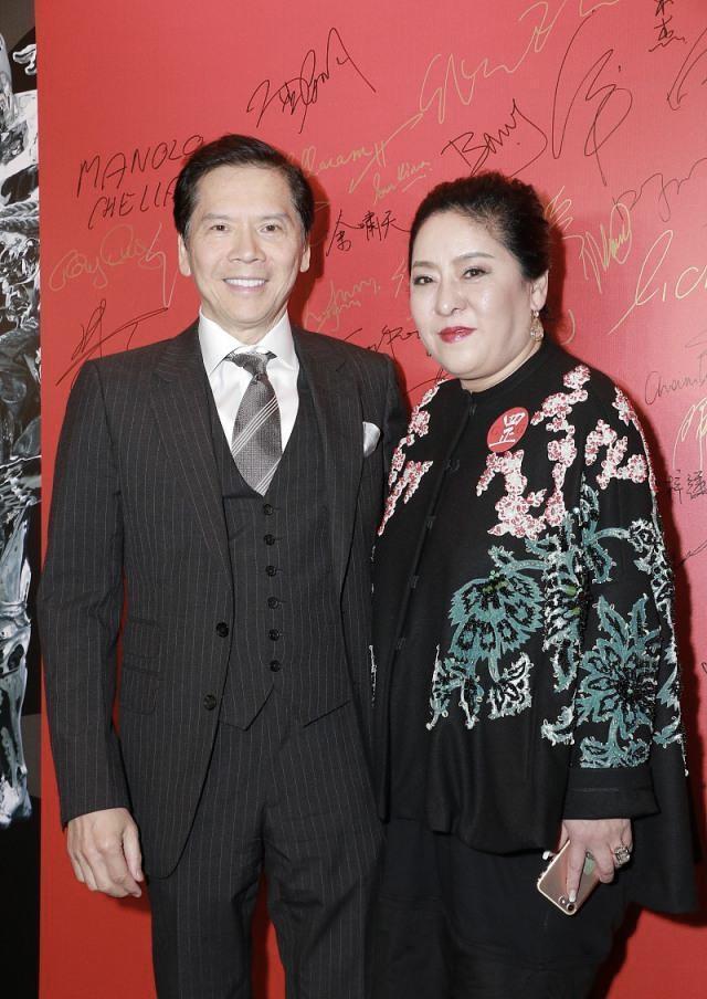 向太很有“阔太”气质范,穿纯黑色刺绣外套配紧身长裤,高贵优雅