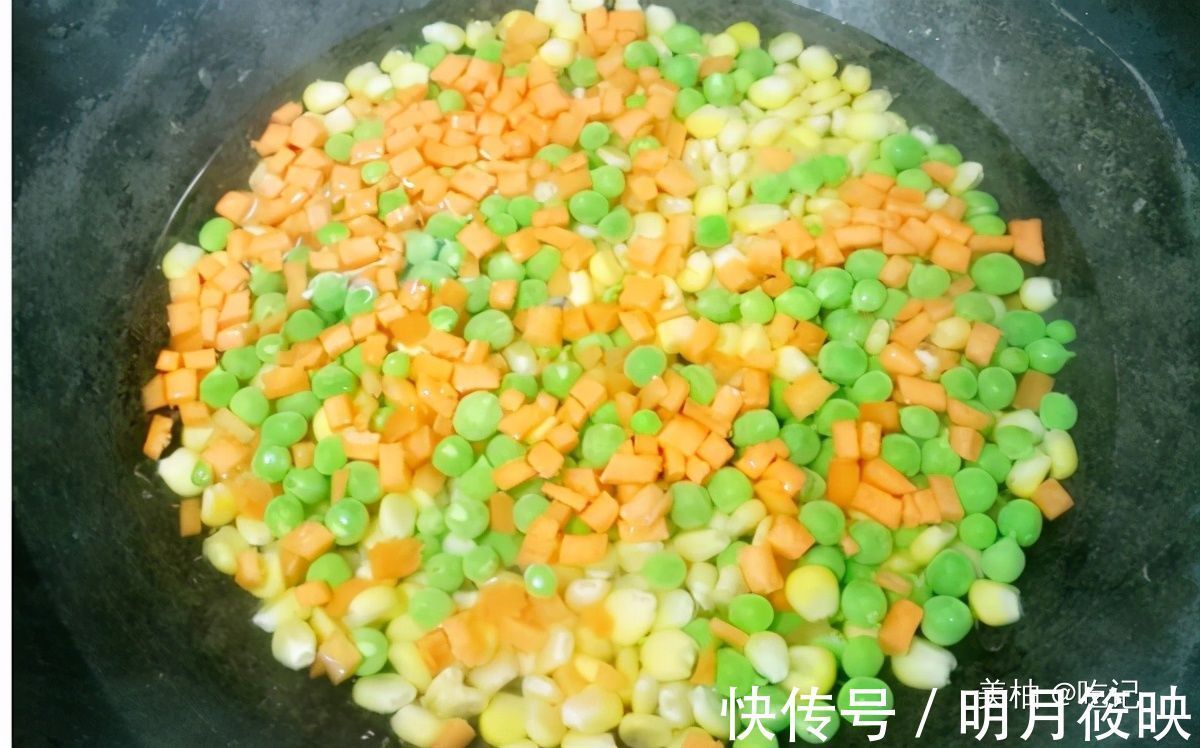 年夜饭餐桌上的“金玉满堂”，丰富多彩，寓意好，颜色绚丽