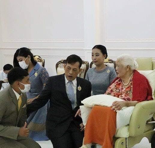 泰国|泰国太后年轻时靠粉宝石撑场面如今瘫痪多年,脸庞怎么变这么黑