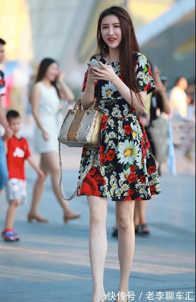 高跟鞋|女生穿搭碎花裙,感受夏日的别样风情,潇洒美丽又有韵味