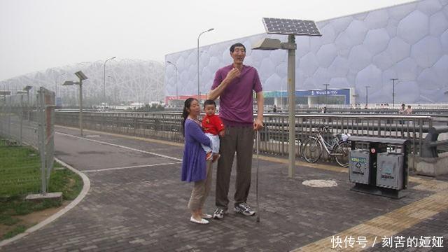 中国第一高人鲍喜顺,不听医生劝告执意生子,现在情况怎么样了