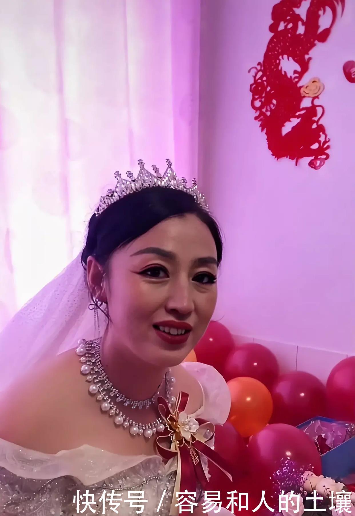 25岁新郎迎娶50岁的新娘,虽然新娘的年纪跟喜婆婆的年纪不相上下