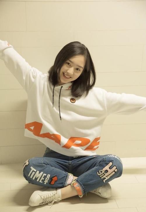 泡泡袖|穿格纹短款外套配牛仔裤，复古大气一点不像孩子，真是太美了!