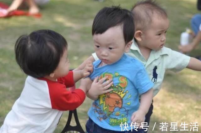 4岁女儿被小朋友打头,妈妈的做法让人点赞,3招让孩子远离欺凌