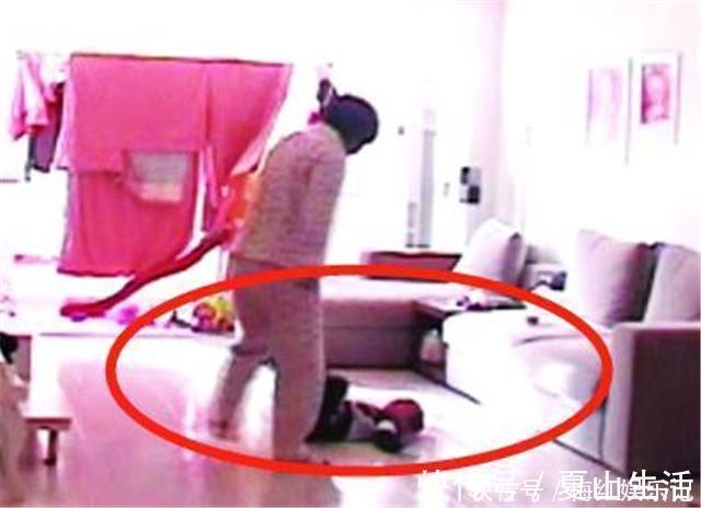 宝宝|宝宝3岁至今不会走路,妈妈带去医院问诊,医生小声提醒:快报警