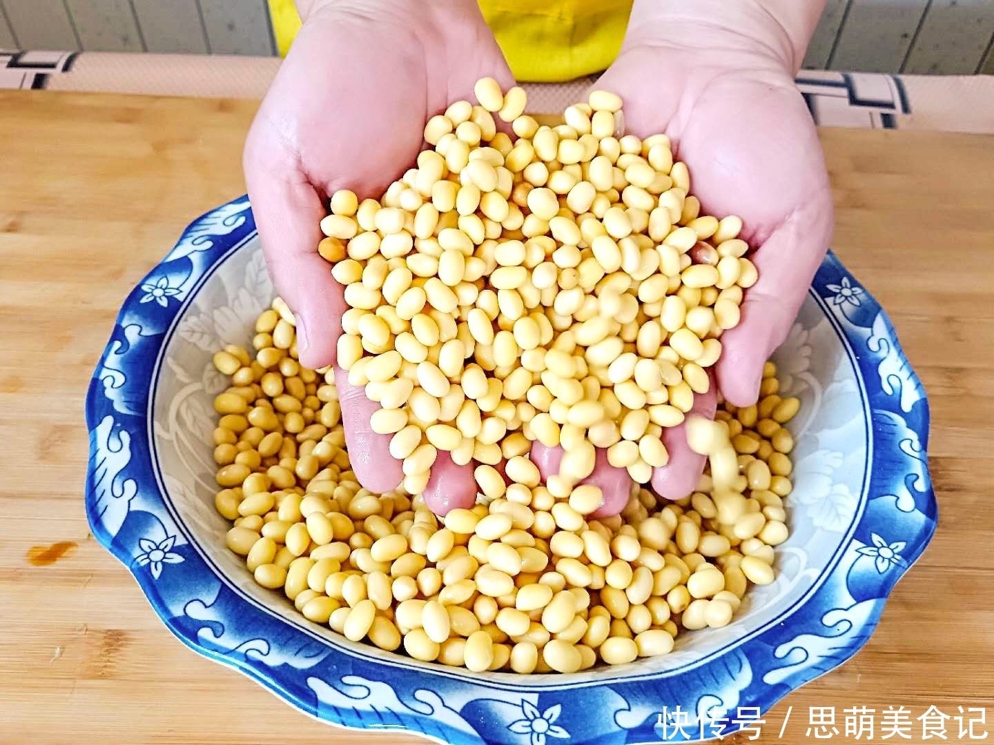 黄豆的时|黄豆此做法营养又解馋,比打豆浆营养翻倍,下酒下饭真是一绝,香