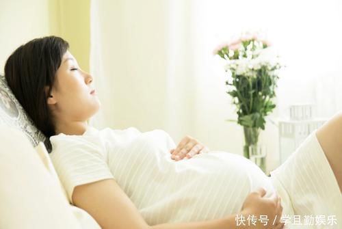 睡姿|孕妈平躺睡觉时，胎宝宝是啥感受？怀孕时期不同，孕妈睡姿讲究大