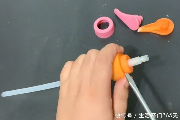 洗发水|洗发水空瓶一定不要扔,简单一改造,放在厨房卫生间都有大作用
