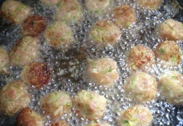 萝卜丸子好吃有诀窍，记住4个技巧，丸子不散碎，酥脆里软还好吃