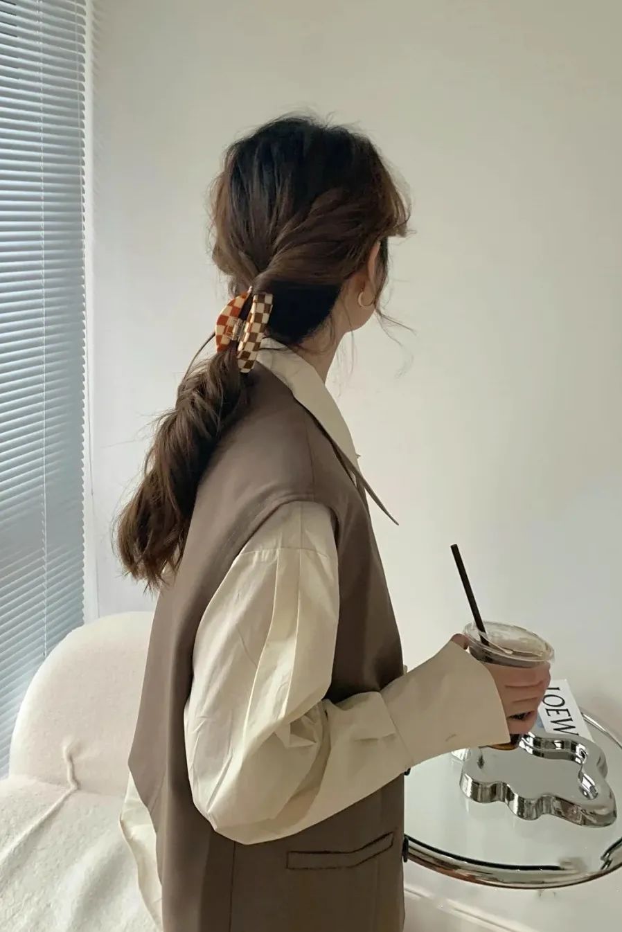 丝巾 别再披头散发了!这3个发型小技巧显嫩又高级