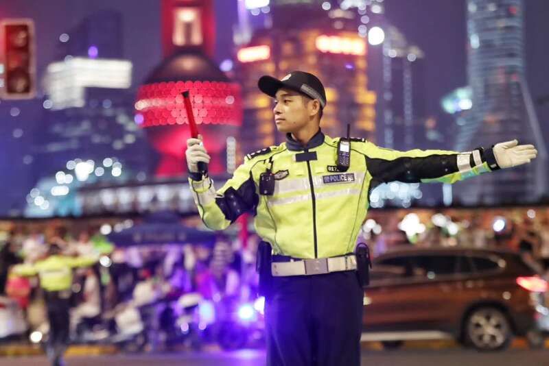 外滩|下班去说一段脱口秀？上海外滩执勤的交警小哥火了！