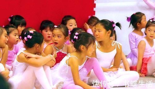 犯错|6岁女孩自学舞蹈，当做到这个动作时，宝妈红着脸制止了孩子