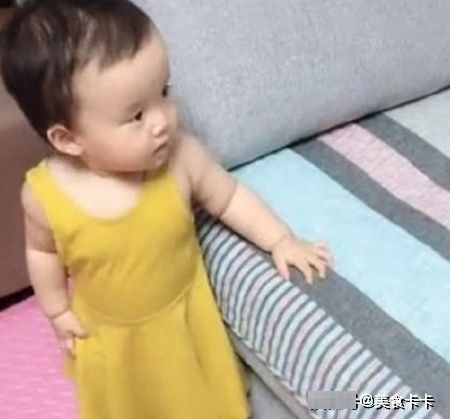 女儿|爸爸实力坑娃,让女儿闻自己的臭脚,女儿听话照做,结果怀疑人生