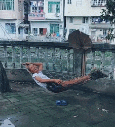 |搞笑GIF趣图大爷，你真会享受江边老头乐啊！