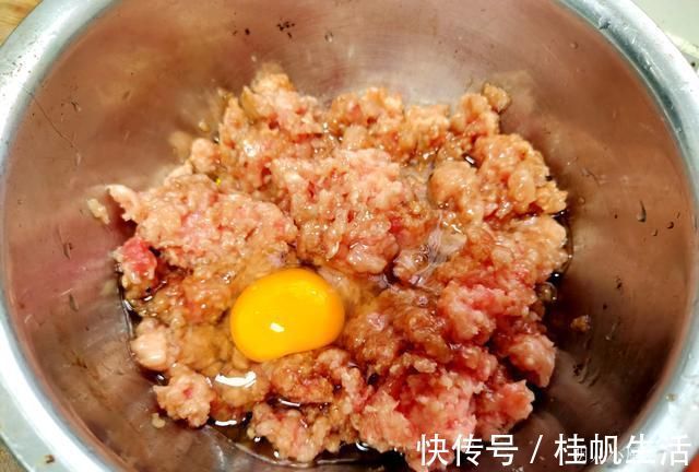 搅拌均匀|夏天,这菜2块钱一斤,包饺子一定要多加1步才好吃,娘俩吃了60个