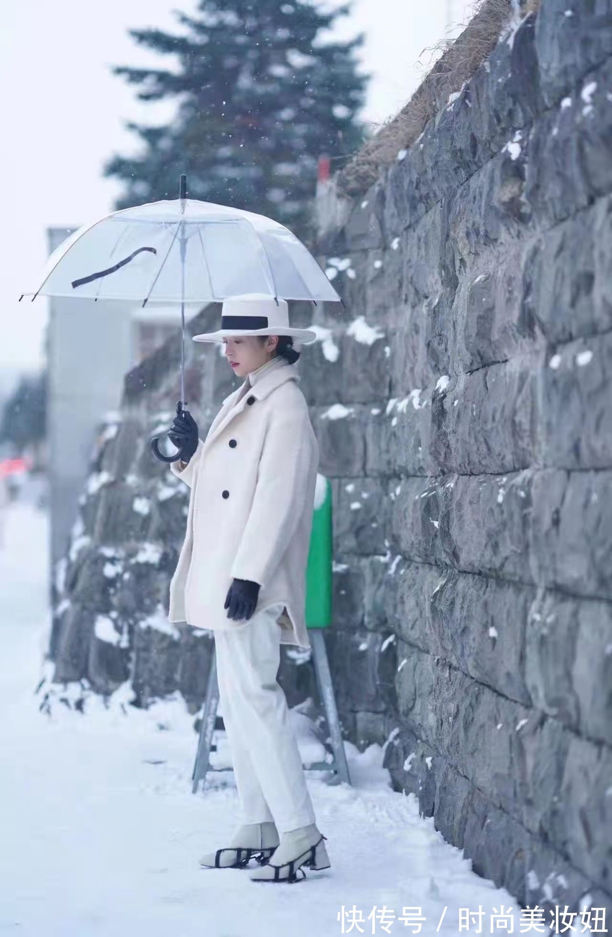 小蛮腰|冬天穿衣简约才高级,看三木的白色大衣穿搭,高级感翻倍