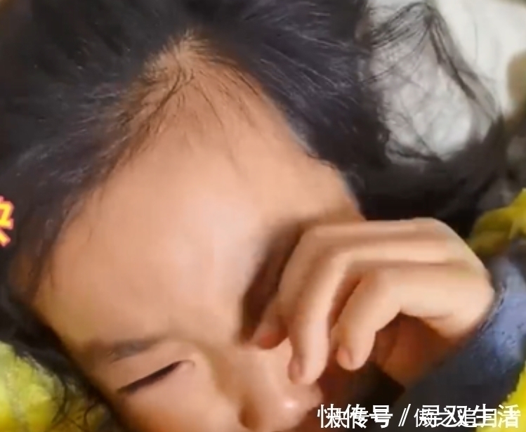 借钱|7岁小女孩借给同学1元钱,过了一年还没还,妈妈的做法引人深思