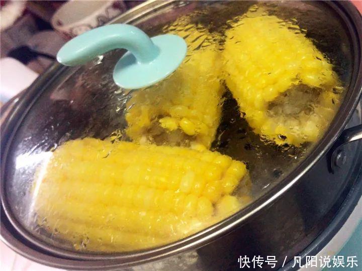 玉米棒子扔盆里,洒点水就发芽了,7天长一把绿苗!