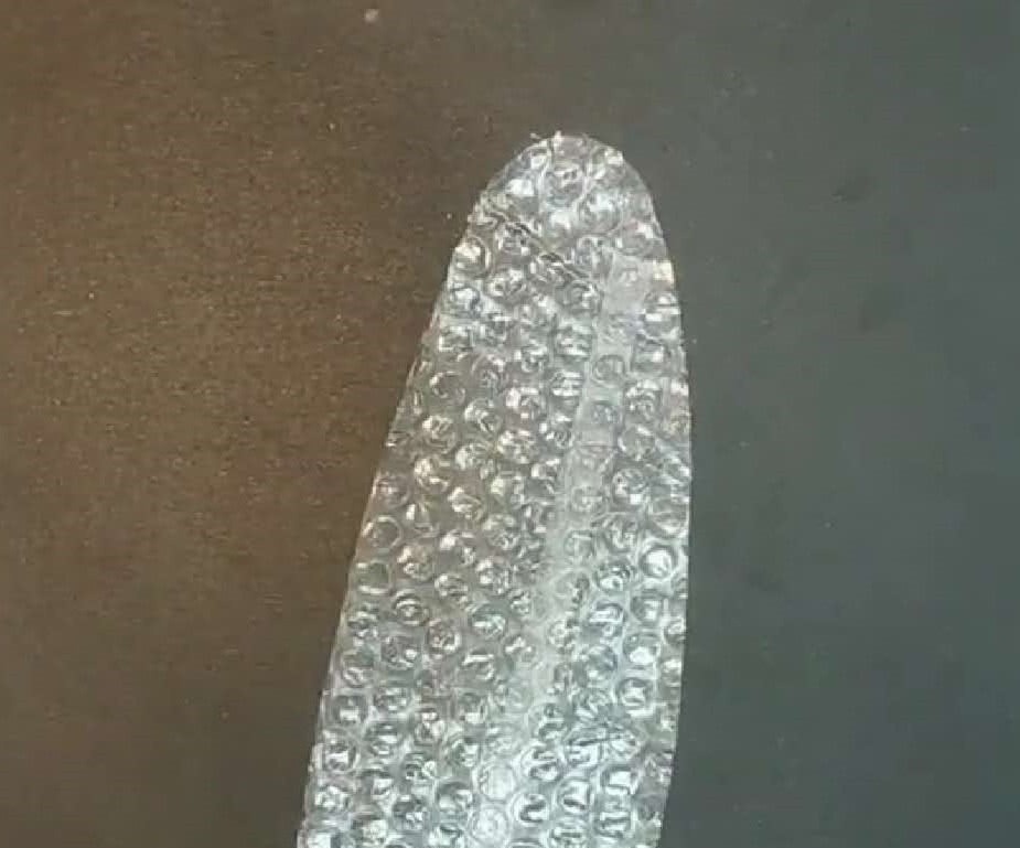 儿子$儿子想吃玉米,宝妈直接给个塑料气泡膜,网友:反手给她一个赞