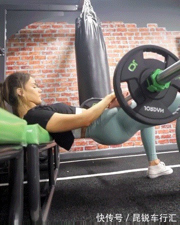 杠铃|巴西美女通过健身打造性感身材,诠释了美丽的容颜和马甲线更配