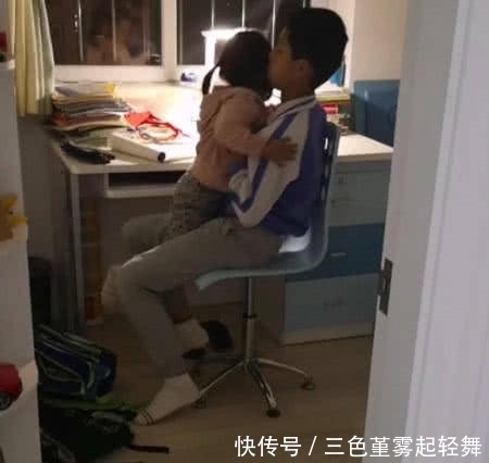 女儿被妈妈批评，跑到哥哥身边，事情有些暖心了