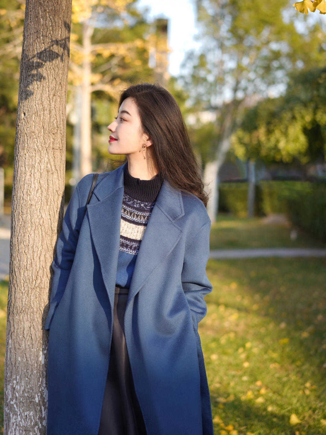 穿搭|秋冬买大衣,尽量减少黑白灰,这几种颜色更高级,衬托肤色显白