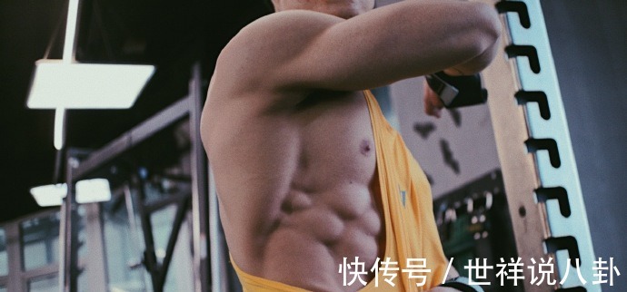 搓衣板|六块腹肌宛如搓衣板,人鱼线胸肌都很养眼,麒麟臂男友力十足!