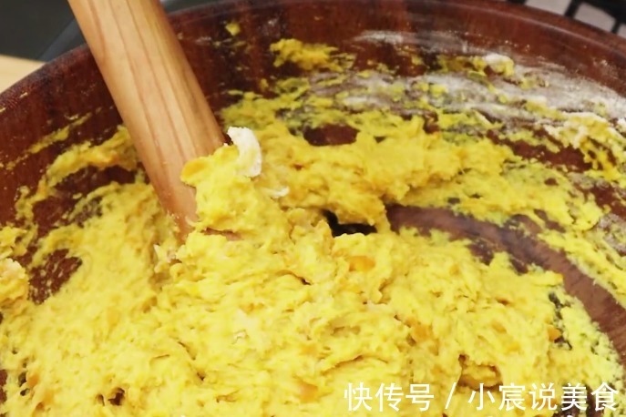 南瓜别再炖着吃了,加入一把大枣,筷子搅一搅,蓬松暄软,太香了