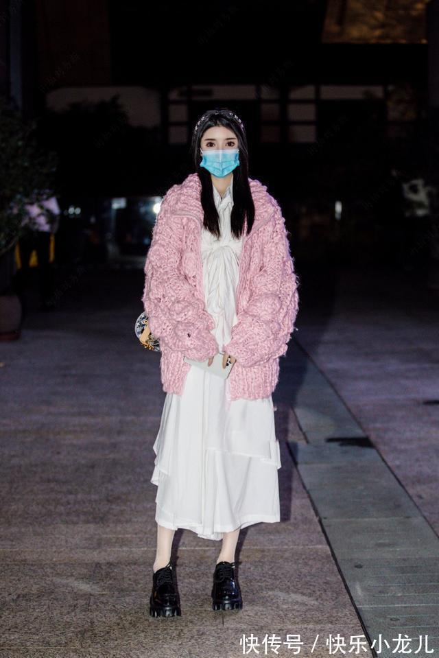 穿搭 学会放弃深沉的黑色，早春白色搭配更优雅，轻松变得更年轻