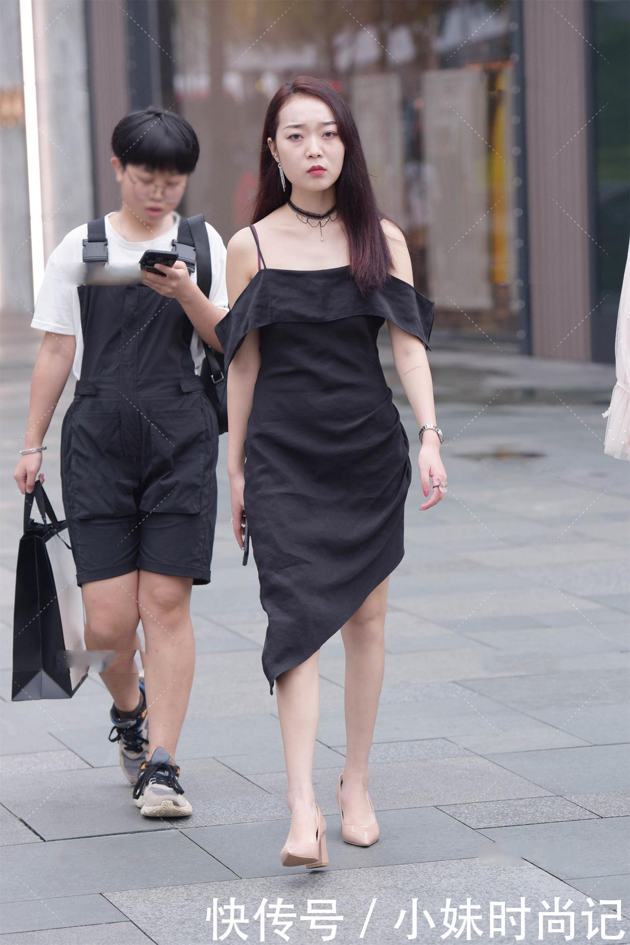 街拍:清冷又高贵的搭配, 就选黑色连衣裙搭配同色系脖圈