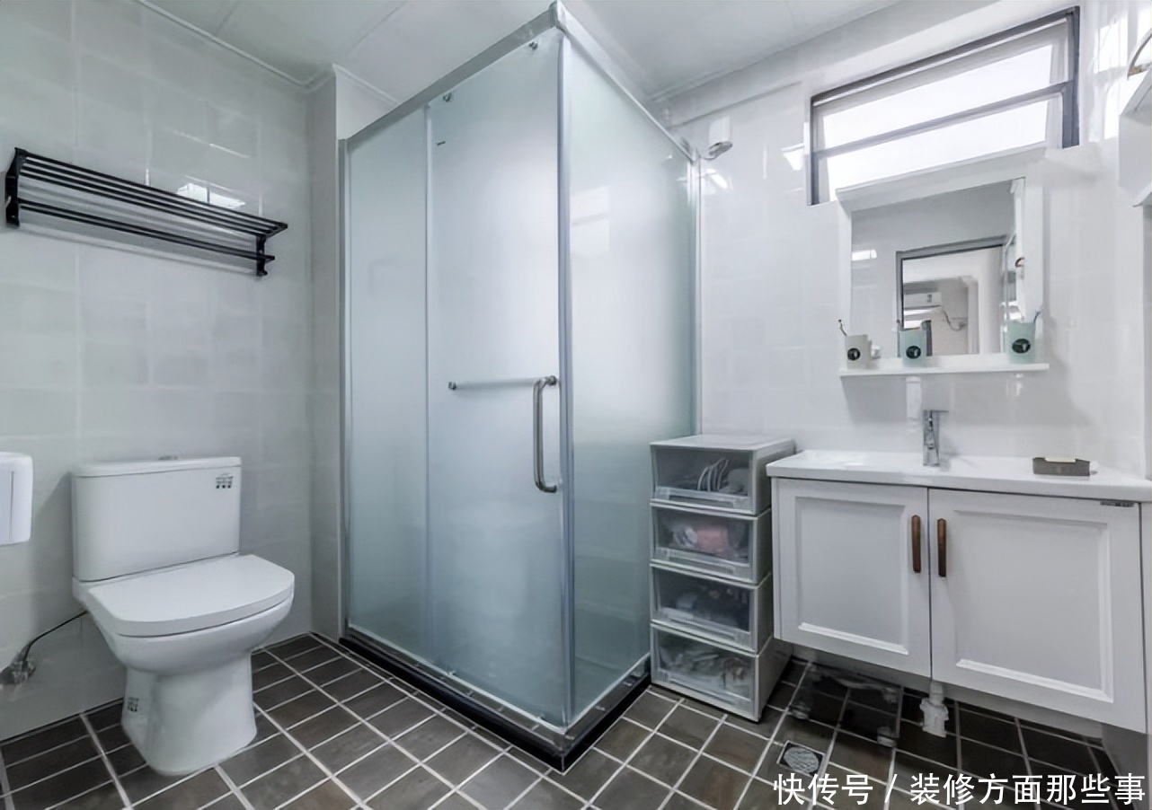 小立柜|96平北欧风三居室,玄关柜子占据整个墙面,一直延伸到客厅