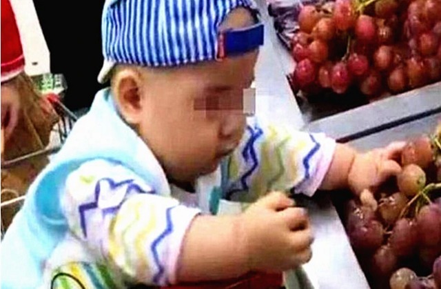 妈妈|1岁娃拽了颗葡萄,工作人员怒斥“这是偷吃”,妈妈高情商回应