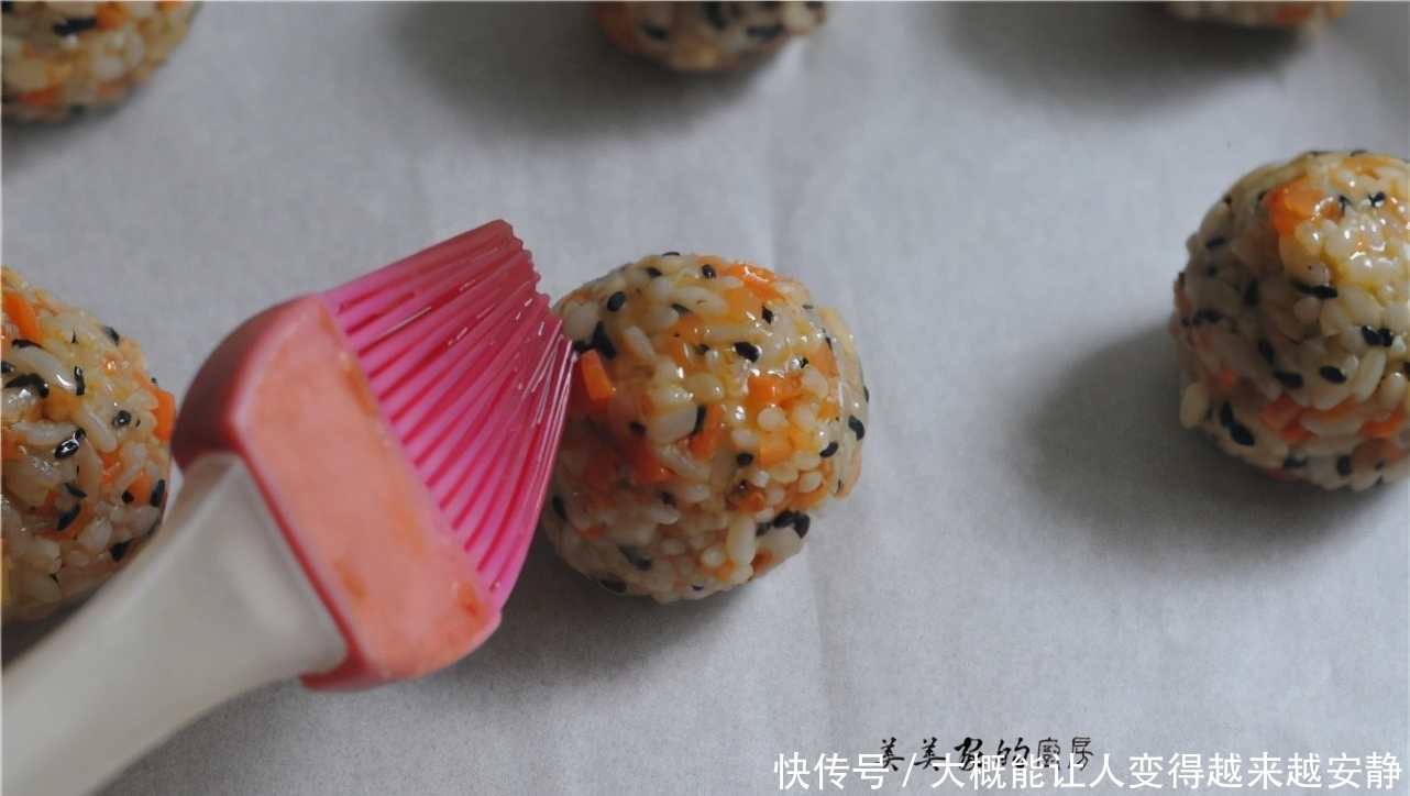 米饭新做法,儿子着了迷,配点蔬菜,简单一做,天天吃不够