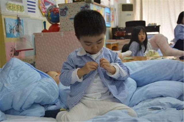 妈妈|72岁女儿吃樱桃看电视，92岁妈妈包饺子，网友：有妈就能撒娇