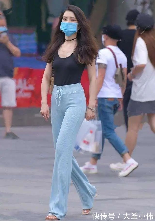 迷笛裙|美女街拍:瑜伽裤塑造经典身型,完美勾勒出女士那曼妙的身姿,挺拓有型