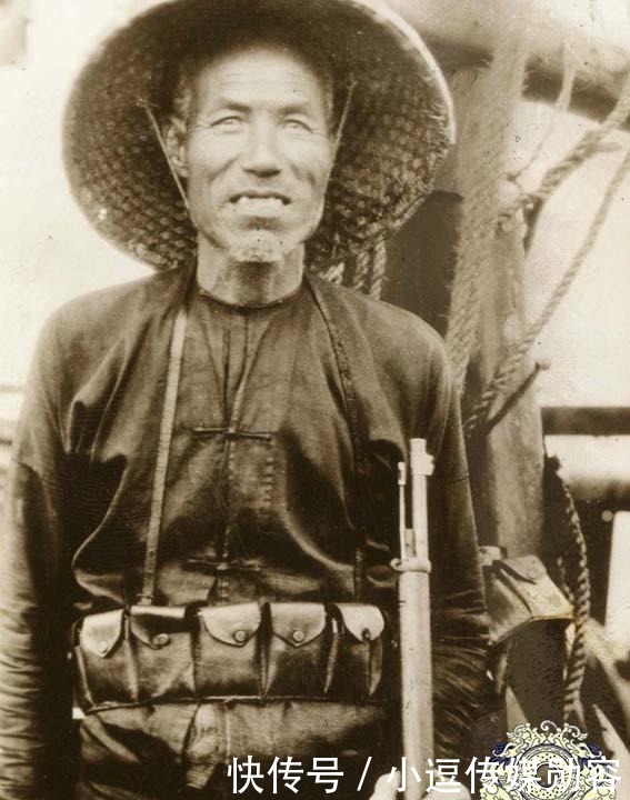 照片中|直击清末民初的中国海盗:船上有枪炮火力强大,图二是海盗女首领