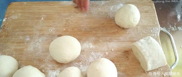 揉成光滑|蒸馒头时酵母别直接放,多加这一步,蒸出来的馒头又白又大又劲道