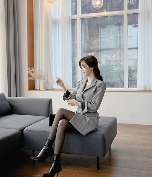 西装外套|美女穿西装外套裙，搭配黑色丝袜，优雅大方不失干练气质