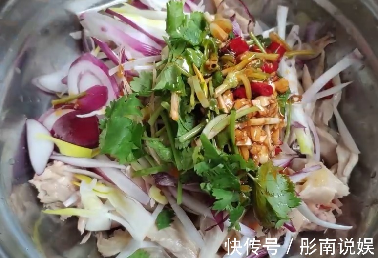 美味|鸡腿最简单的吃法，香辣美味，肉质软嫩，是一道不错的小凉菜